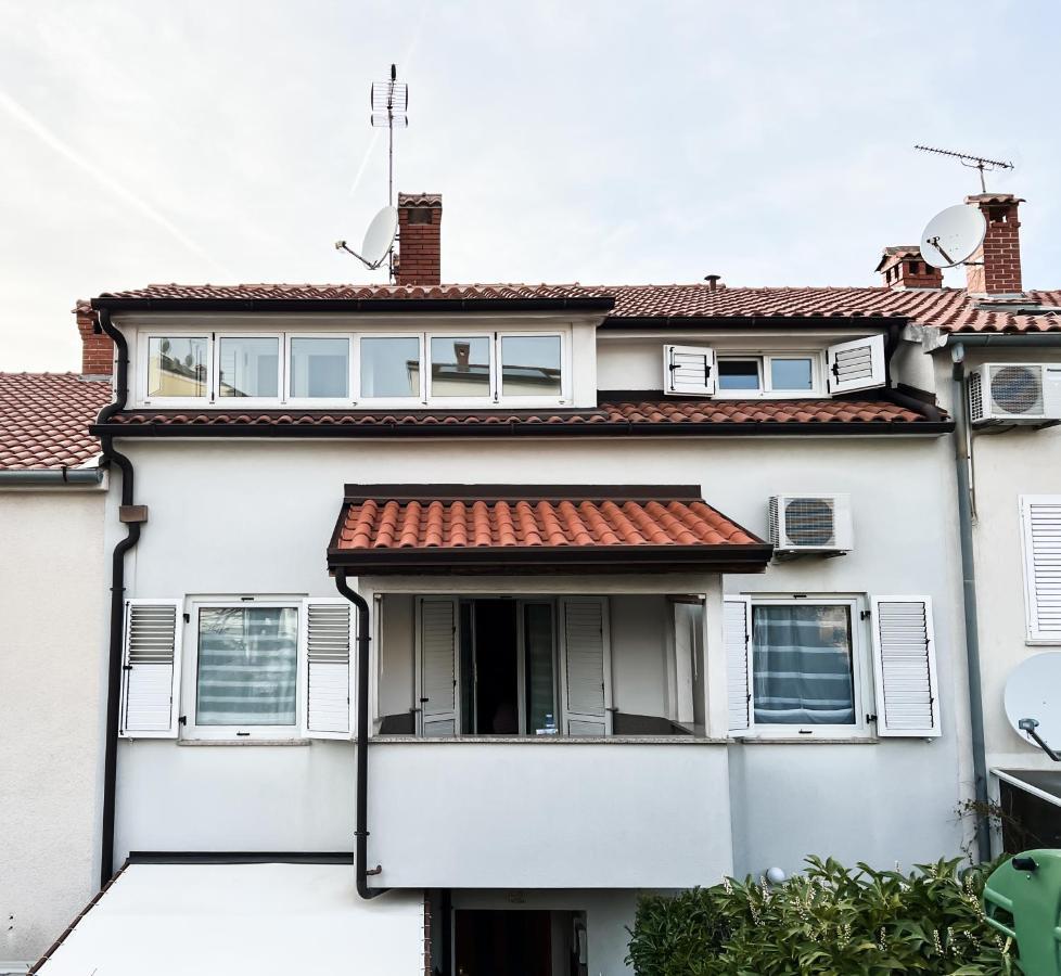 Maestral Apartments Върсар Екстериор снимка